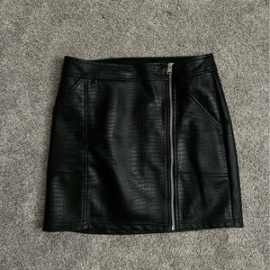 EXPRESS FAUX LEATHER SKIRT WITH ZIPPER